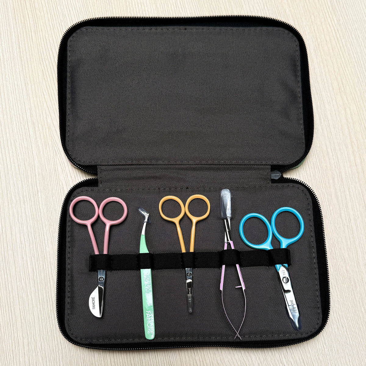 Famore Stick-Scherenset bunt mit Etui (4 Spezialscheren + Pinzette)
