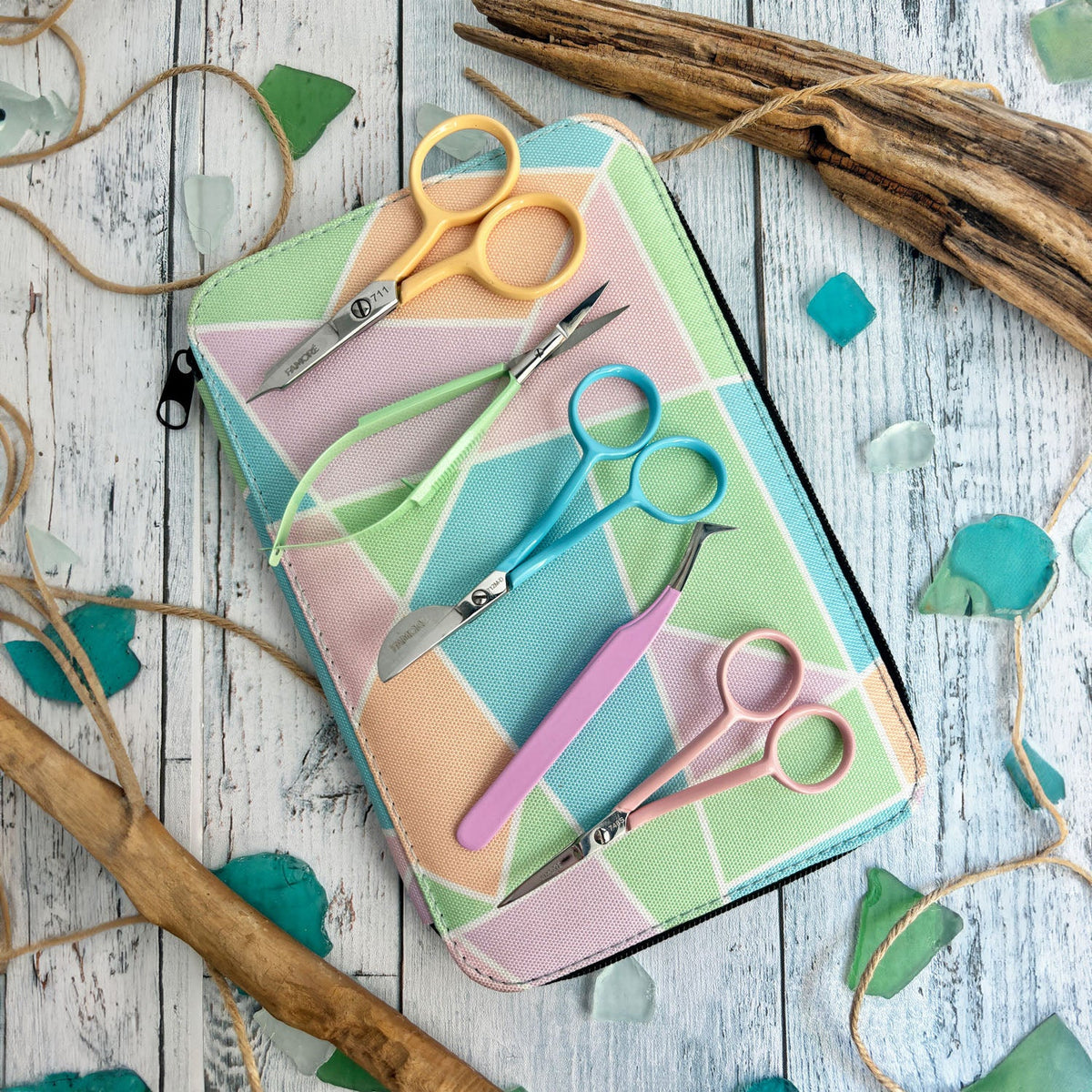 Famore Stick-Scherenset bunt mit Etui (4 Spezialscheren + Pinzette)