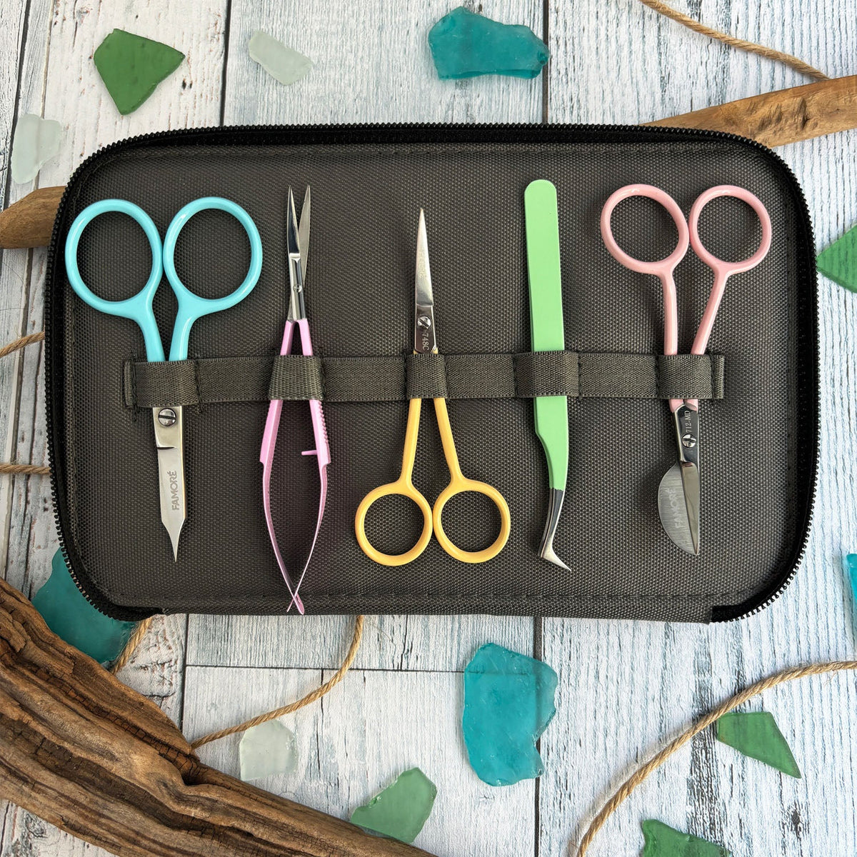 Famore Stick-Scherenset bunt mit Etui (4 Spezialscheren + Pinzette)
