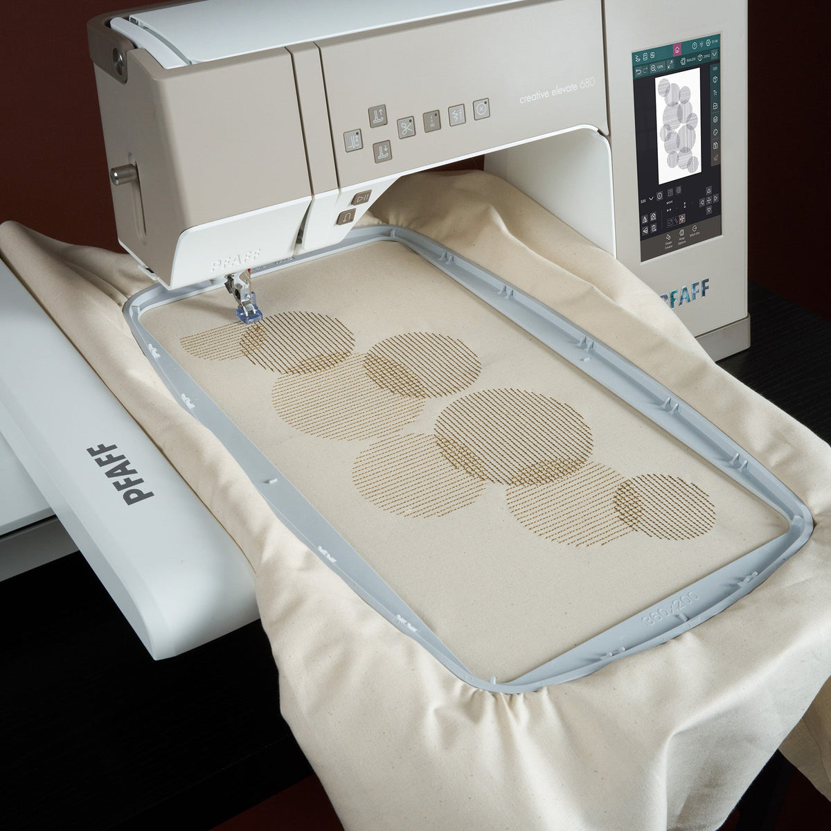 Pfaff creative elevate™ 680 Näh- und Stickmaschine inkl. Stickmodul