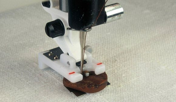 Husqvarna Viking Knopfannähfuß mit Haltevorrichtung