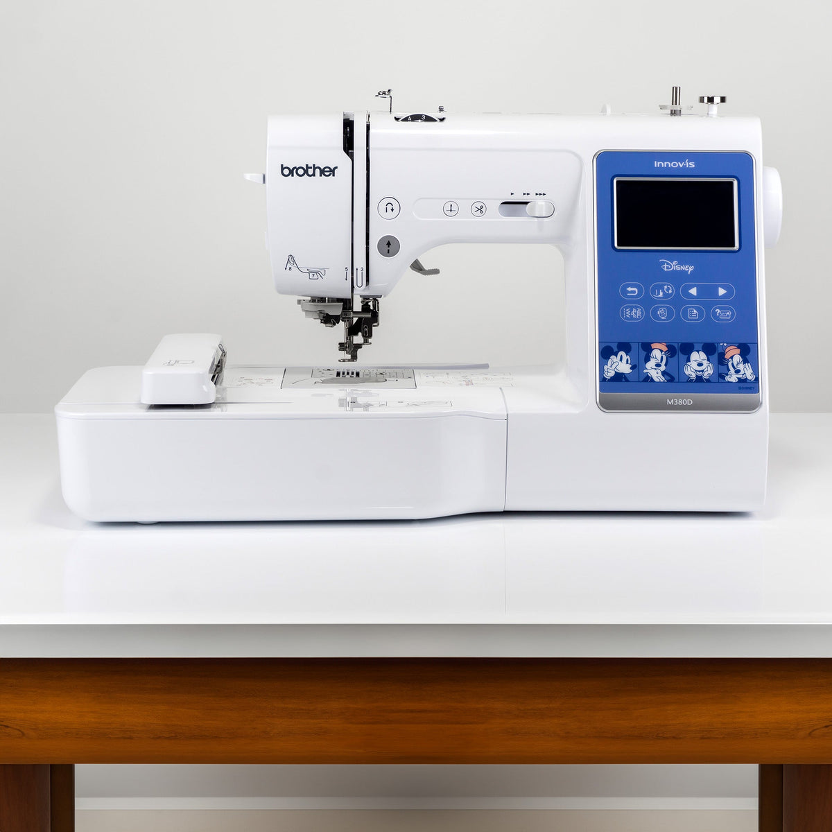 Brother Innovis M380D Disney Näh- und Stickmaschine Versandrückläufer