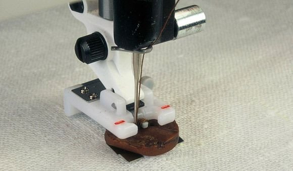 Husqvarna Viking Knopfannähfuß mit Haltevorrichtung
