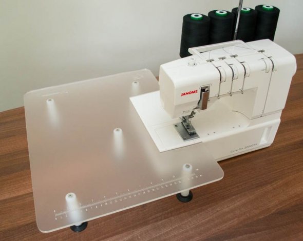 Anschiebetisch fürJanome 2000 CPX Coverlock (Acryl/ 600 x 400 mm)