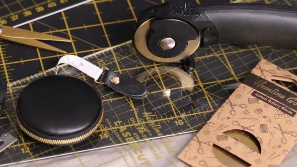 Hemline Gold Rollschneider mit Softgriff (45 mm/ schwarz/ gold)
