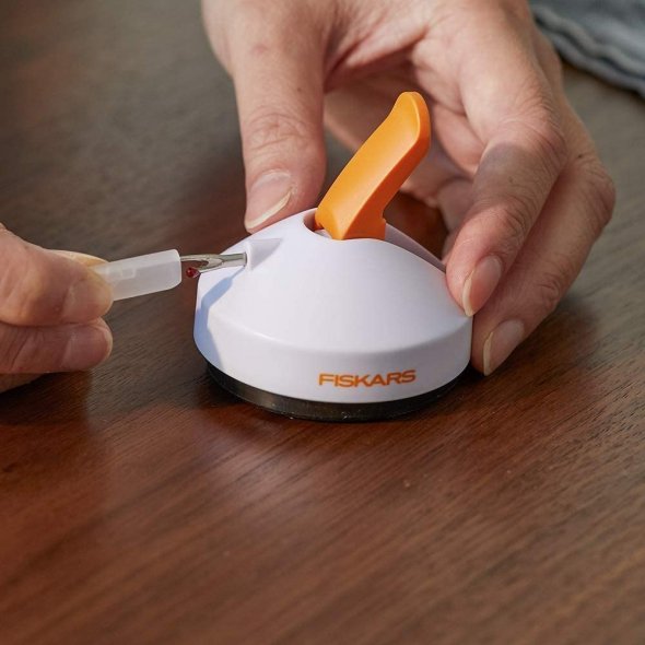 Fiskars Tisch-Nahtauftrenner (mit Saugnapf)