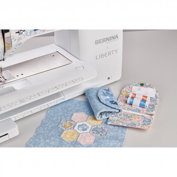 Bernina 580 LIBERTY EDITION Nähmaschine mit Stickmodul und Trolley-Set