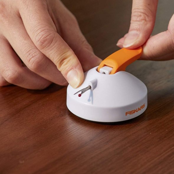 Fiskars Tisch-Nahtauftrenner (mit Saugnapf)