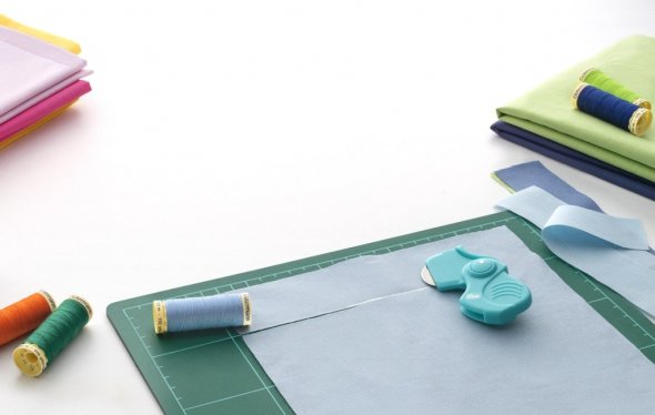 Gütermann Allesnäher-Set + Prym Klapp-Rollschneider (8 Farben/ 100 m)