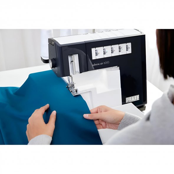 Pfaff® Admire™ Air 6000 Coverlock mit Lufteinfädelung
