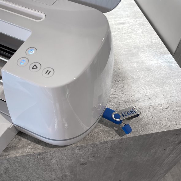 Nähwelt Flach USB Stick 8 GB (USB-A + USB-C Anschluss)