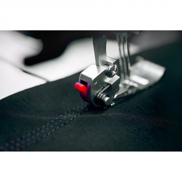 Pfaff® Admire™ Air 6000 Coverlock mit Lufteinfädelung