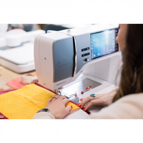 Bernina 735 PRO Näh- und Stickmaschine (5,5 mm) mit Stickmodul