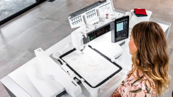 JANOME Continental M17 Große Näh- und Stickmaschine mit Stickmodul