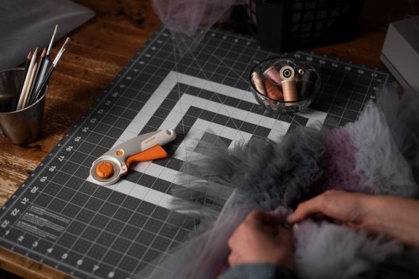 Fiskars Rollmesser/ Rollschneider mit Auslöser (Ø 45 mm)