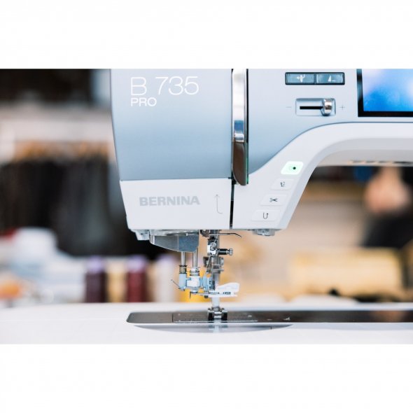 Bernina 735 PRO Näh- und Stickmaschine (5,5 mm) mit Stickmodul