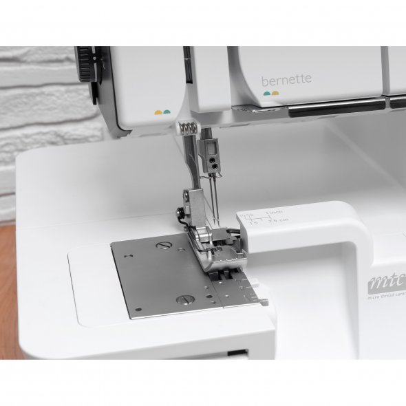 Bernette 64 Airlock 4 Faden Overlock mit Lufteinfädelung
