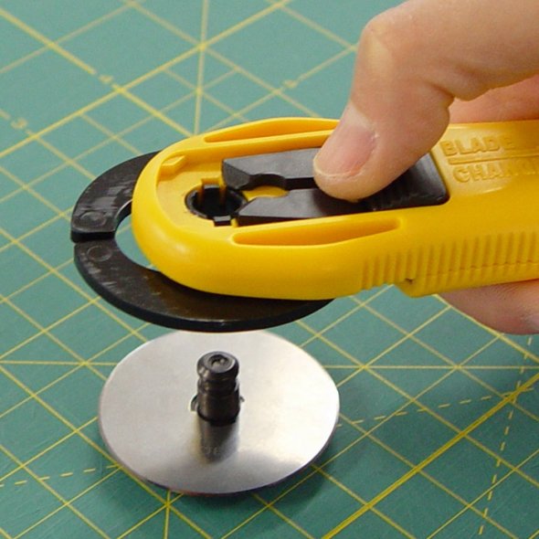Olfa Rollschneider RTY-2/NS NEU einfaches Klingenwechseln (Comfort Griff/ 45 mm)