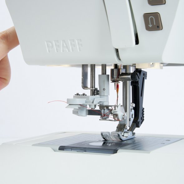 Pfaff creative elevate™ 680 Näh- und Stickmaschine